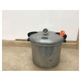 Vintage pressure cooker needs new seal Vintage pressure cooker needs new seal