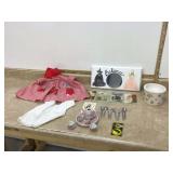 Assorted vintage items and accessories