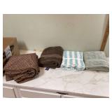 CHAIR PET COVER AND 3 BATH TOWELS