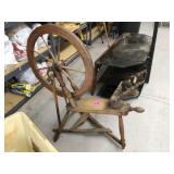 ANTIQUE SPINNING WHEEL - VINTAGE