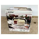 Transparent glass cake plate with dome cover