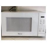 Magic chef microwave oven, white