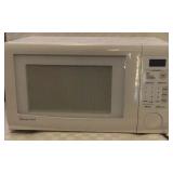 Magic Chef white microwave oven