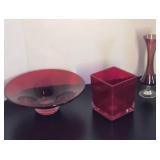 Colored glass pieces, bowl and two vases. Bowl i