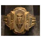 10K yellow gold class ring