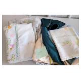 3 fitted twin sheets with assorted flats and pillo