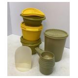 Vtg Tupperware Containers & Measuring Cups