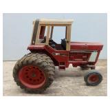 Ertl International tractor, 1586 With Duals