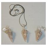 18 kg chain with shell pendant and matching