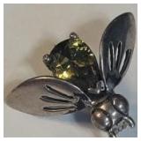 Sterling silver bee brooch weighing 4 g measuring