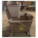 26 quarts/25 liters rolling mop bucket