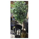 Lot containing small black side table, and lg