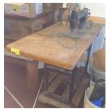 Vtg singer sewing machine 
4