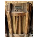 Vintage 40-190 Philco radio 27.5x15.5x41"