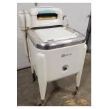 (BR) Vintage Maytag wringer washing machine,