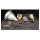 (AB) Lot of vintage kitchen items. Lot includes