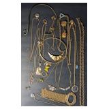 Costume jewelry necklaces & pendants, gold in