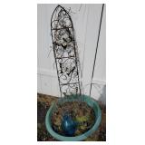 Planter pot with decorative metal butterfly
