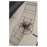 Reclined metal wire patio chair, with cushion,