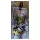 Contents of tote w/ various Garden decor items