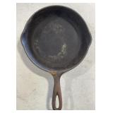 (H) Cast Iron Skillet w/ Design Appr 8 in