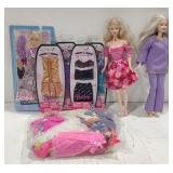 (M) Flat of Barbie Dolls w/ Outfits