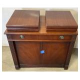 (E) Hideaway Dining Table, Has 4 Leafs. Extends