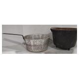 (H) Cast Iron Dutch Oven Pot And Metal Strainer