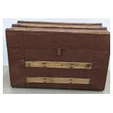 (Hi) wooden trunk on wheels