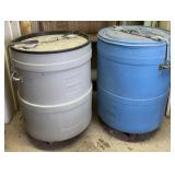 55 Gallon Plastic Barrels with Lids 23inx33in