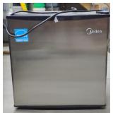 (O) Midea 1.7 cu ft Mini Fridge. 115V
