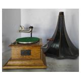 (Q) Vintage Victor Talking Mach Company Phonograph