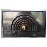 (Q) Vintage Silverstone Radio and Record Player