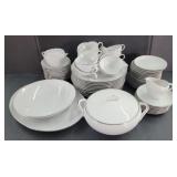 (P) Style House Fine China Platinum Ring.