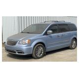(O) 2013 Chrysler Town & Country Minivan
