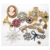 (S)  18 Fashioon Brooches and Pins
