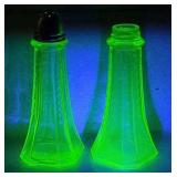 (GR) Vtg Uranium Salt & Pepper Shakers