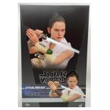Hot Toys Rey & D-O Collectible Set Figure.