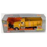 1/16 Ertl / Tomy Peterbilt Model 367 DOT Dump Truc
