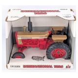 1/16 Ertl International 1026 Golden Demonstrator T