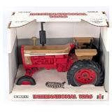 1/16 Ertl International Farmall 1026 Golden Demons