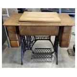 (Q) Vintage Singer Sowing Machine.