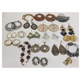 (W) Lot of (19) Earrings, like new, various