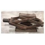 (Q) Vintage scissor jack