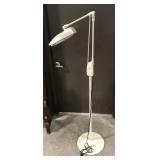 (Q) Adjustable magnifying lamp