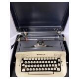 (AK) Vintage Royal Typewriter