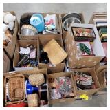 (AK) Pallet containing of baskets, tools, vases,