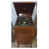 (Z) Antique Wooden Victor Record Player measuring