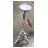 (AH) Wooden white 3 legged pedestal measuring 26"