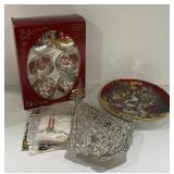 (T) Decorative Christmas Plate, Ornaments, Tree